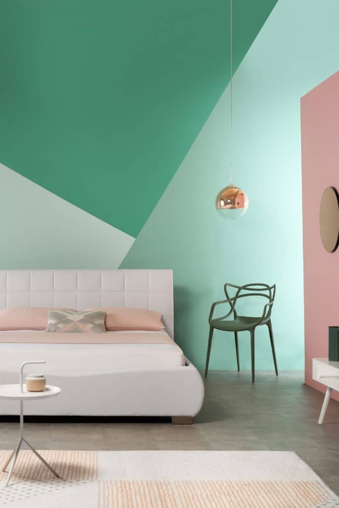 Furniture Choice Ltd Dorado Bed camera da letto con parete a decoro geometrico verde menta e letto tessile bianco