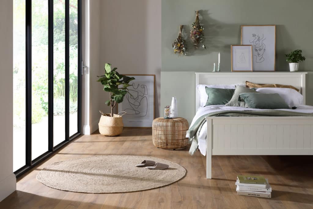 Furniture Choice Ltd Dorset Bed camera da letto in stile nordico con letto in legno bianco e parete verde 1