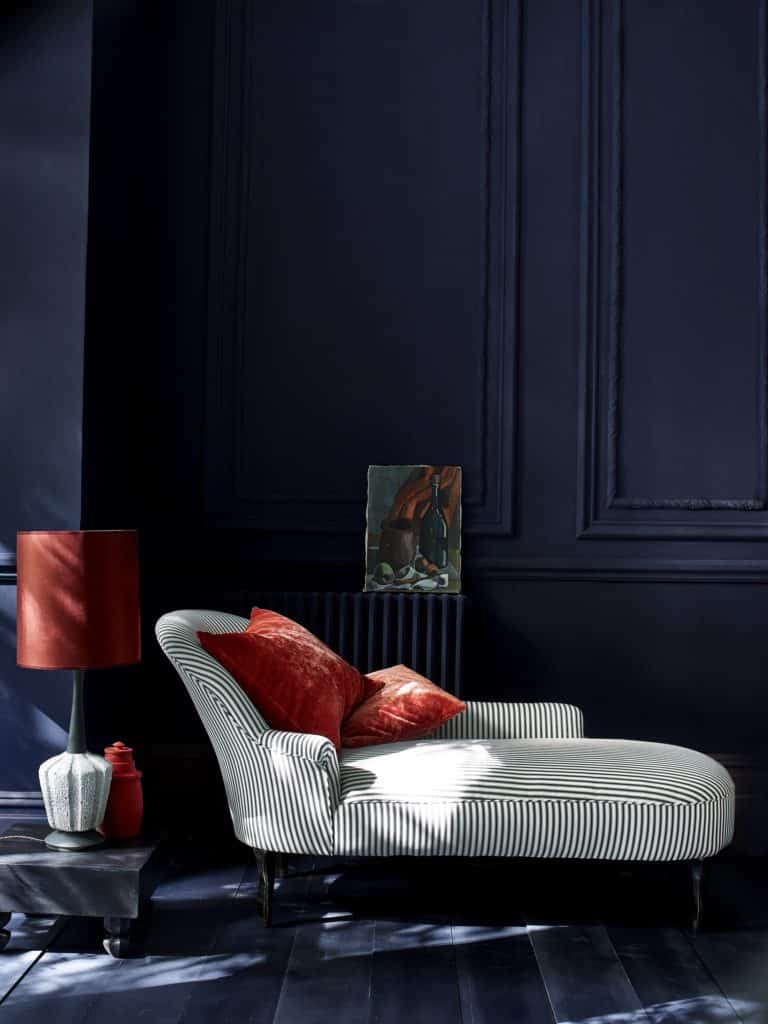 Annie Sloan Annie Sloan Living room Chalk Paint in Oxford Navy and Athenian Black chaise in Graphite Ticking 6563329