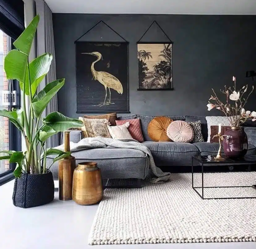 abbinamento grigio antracite e rosa in un soggiorno cozy